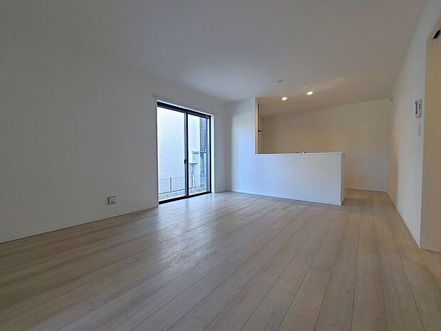 家族団欒のリビング。陽光差し込む食卓には家族の会話とスマイルが溢れます。いつまでもここで食卓を囲みたくなる、そう感じさせてくれるスペース。 