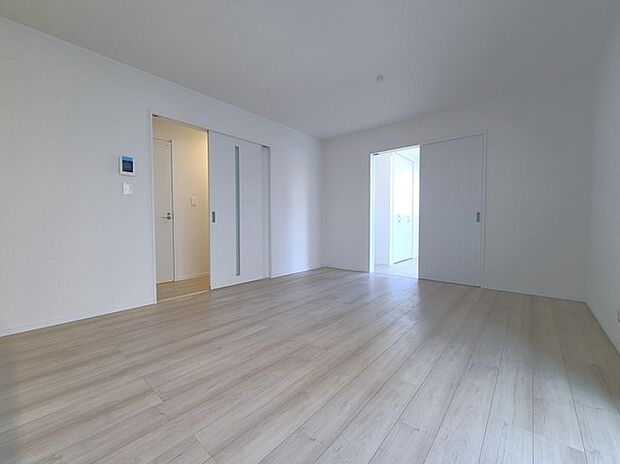 家族団欒のリビング。陽光差し込む食卓には家族の会話とスマイルが溢れます。いつまでもここで食卓を囲みたくなる、そう感じさせてくれるスペース。