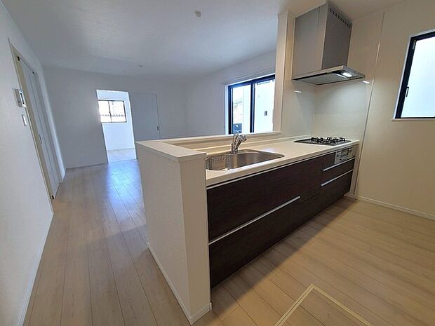 リビングにいる家族の顔が見渡せるカウンターキッチン。お料理もより一層おいしく、楽しく。食器棚を背面に設置しても十分な広さを確保しています。 