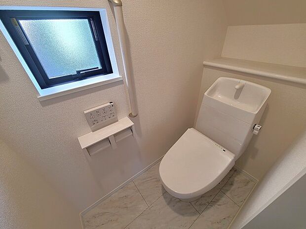 ウォシュレット機能付きのトイレ。換気のしやすい窓付きで、収納もあり実用性も兼ね備えた造り。 