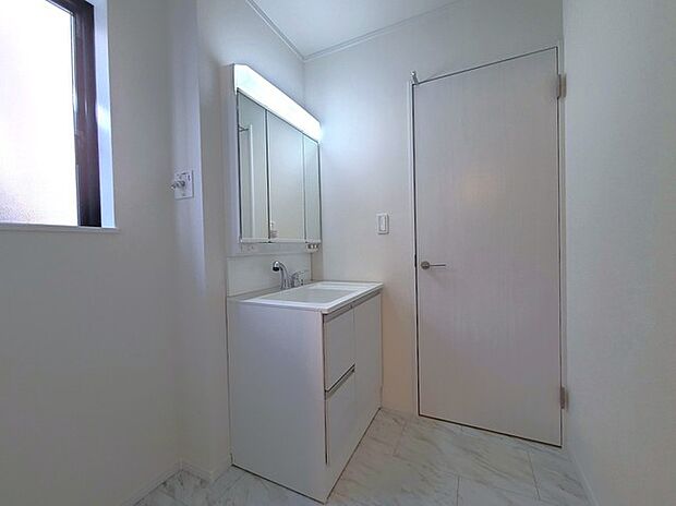 使い勝手の良い洗面台、窓があることで換気もしやすく清潔感のある空間を保てます。 