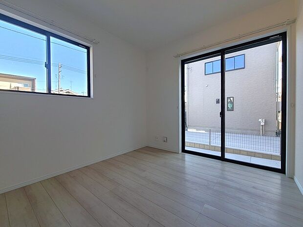 扉を開放するとLDKと洋室を一体利用できる空間！扉を閉めると独立した空間としても活用できます。 