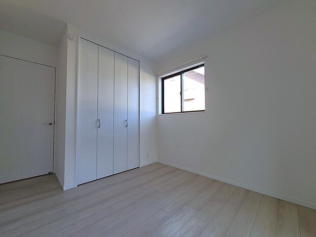 扉を開放するとLDKと洋室を一体利用できる空間！扉を閉めると独立した空間としても活用できます。 