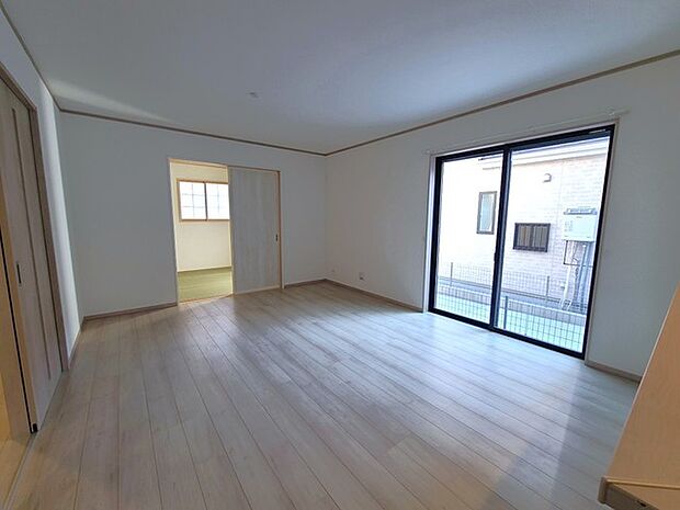 家族団欒のリビング。陽光差し込む食卓には家族の会話とスマイルが溢れます。いつまでもここで食卓を囲みたくなる、そう感じさせてくれるスペース。