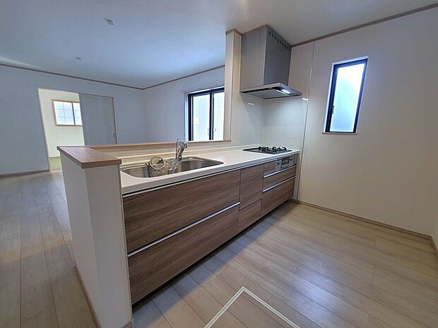 リビングにいる家族の顔が見渡せるカウンターキッチン。お料理もより一層おいしく、楽しく。食器棚を背面に設置しても十分な広さを確保しています。 