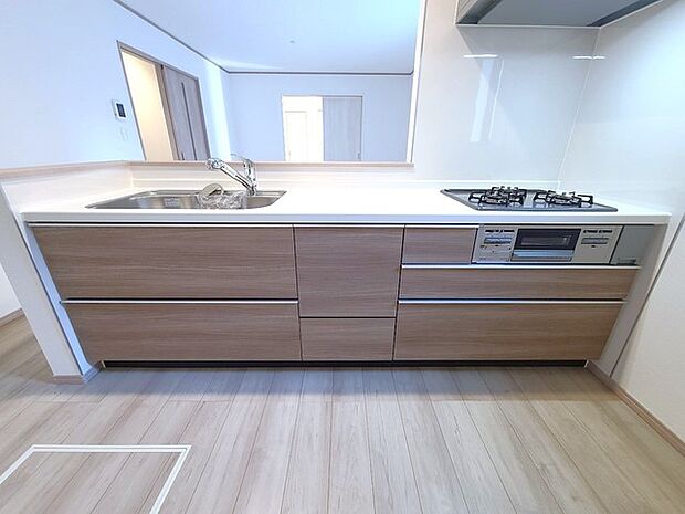 リビングにいる家族の顔が見渡せるカウンターキッチン。お料理もより一層おいしく、楽しく。食器棚を背面に設置しても十分な広さを確保しています。