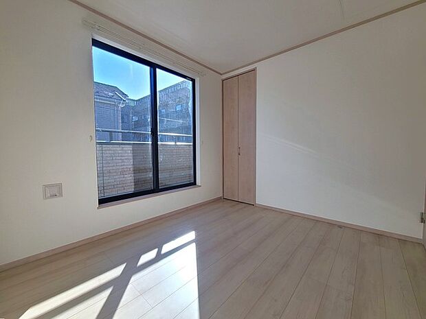 どんな家具にでも相性が良い清潔感ある白色調のクロスを採用。主張しすぎない配色、耐久性にも優れた床材は日々のメンテナンスも楽に、快適に過ごして頂けるよう考えられています。