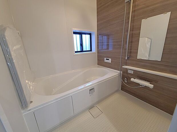 一緒にお風呂に入っている子供達の声がリビングまで聞こえてきそうな広々とした1坪バス 