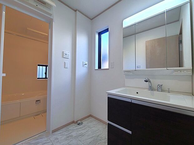 使い勝手の良い洗面台、窓があることで換気もしやすく清潔感のある空間を保てます。 