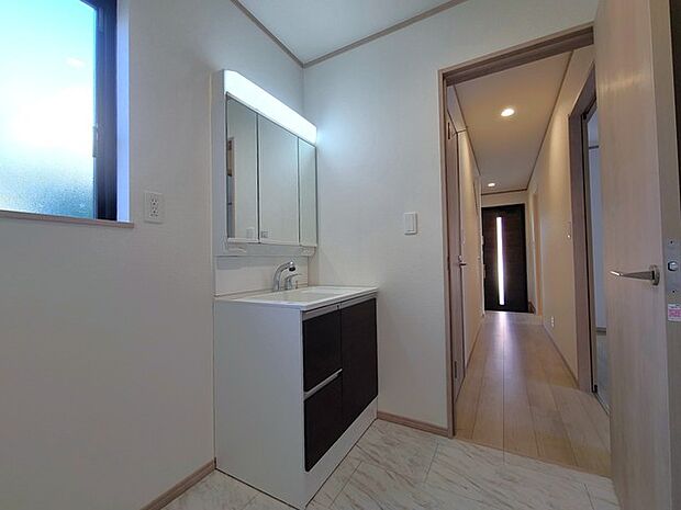 使い勝手の良い洗面台、窓があることで換気もしやすく清潔感のある空間を保てます。
