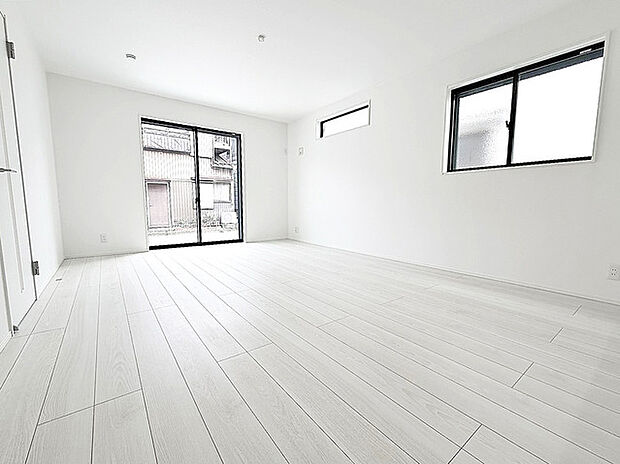 大きな開口部から明るい光が差し込むリビング。日中の室内の明るさがこの部屋の魅力です。