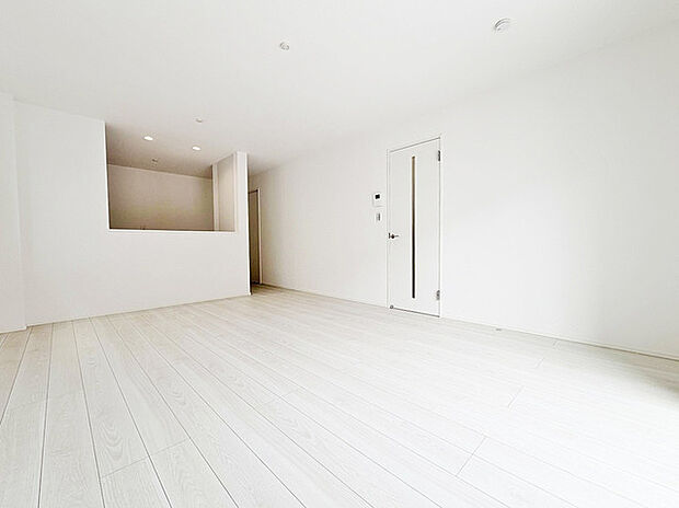 家族団欒のリビング。陽光差し込む食卓には家族の会話とスマイルが溢れます。いつまでもここで食卓を囲みたくなる、そう感じさせてくれるスペース。