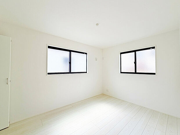 ゆとりのある寝室、陽光が入りやすく朝の目覚めも気持ち良く起こしてくれます。