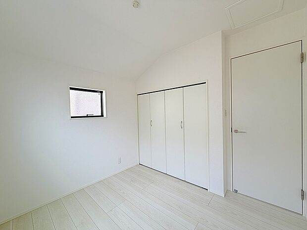 今からここを誰のお部屋にしようか、そんな洋室。大きさは4.3帖です。