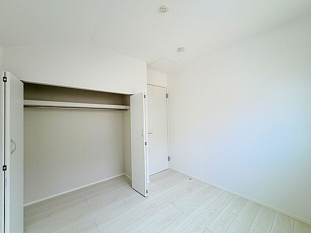 今からここを誰のお部屋にしようか、そんな洋室。大きさは4.3帖です。