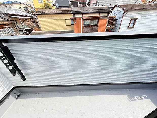 陽ざしが差込む明るいバルコニー。奥行きのあるバルコニーはお洗濯時に助かります。