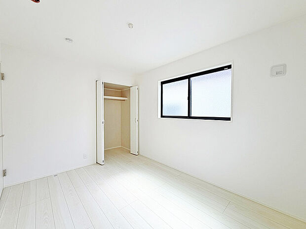 どんな家具にでも相性が良い清潔感ある白色調のクロスを採用。主張しすぎない配色、耐久性にも優れた床材は日々のメンテナンスも楽に、快適に過ごして頂けるよう考えられています。