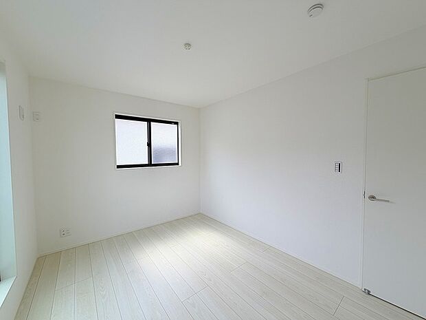 今からここを誰のお部屋にしようか、そんな洋室。大きさは6.13帖です。