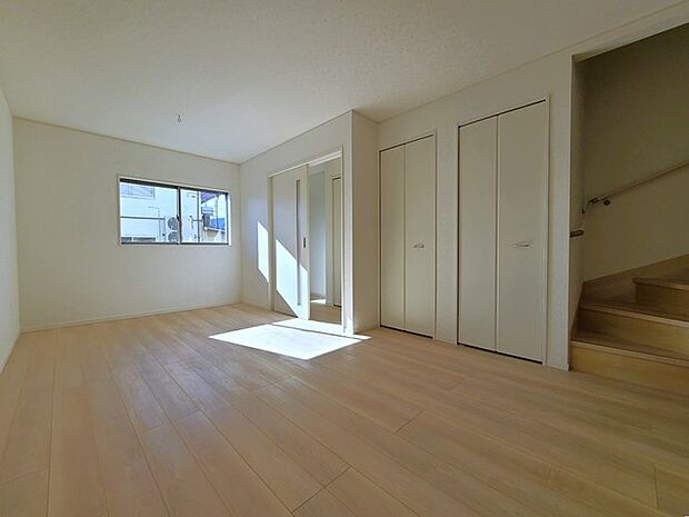 家族団欒のリビング。陽光差し込む食卓には家族の会話とスマイルが溢れます。いつまでもここで食卓を囲みたくなる、そう感じさせてくれるスペース。 