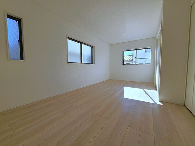 家族団欒のリビング。陽光差し込む食卓には家族の会話とスマイルが溢れます。いつまでもここで食卓を囲みたくなる、そう感じさせてくれるスペース。