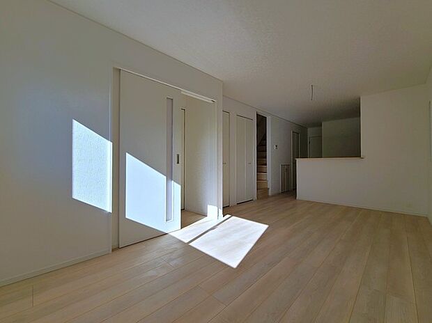 家族団欒のリビング。陽光差し込む食卓には家族の会話とスマイルが溢れます。いつまでもここで食卓を囲みたくなる、そう感じさせてくれるスペース。