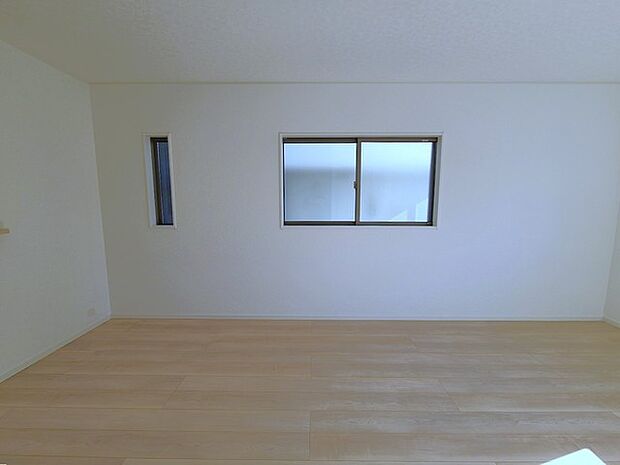 家族団欒のリビング。陽光差し込む食卓には家族の会話とスマイルが溢れます。いつまでもここで食卓を囲みたくなる、そう感じさせてくれるスペース。