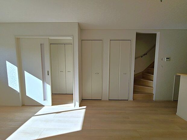 夕食の時間。家族、友人、両親、親戚との会話がより料理を美味しくしてくれる。あっという間に時間が過ぎてしまう居心地の良さは、普段はほっとする空間としてここにあります。 