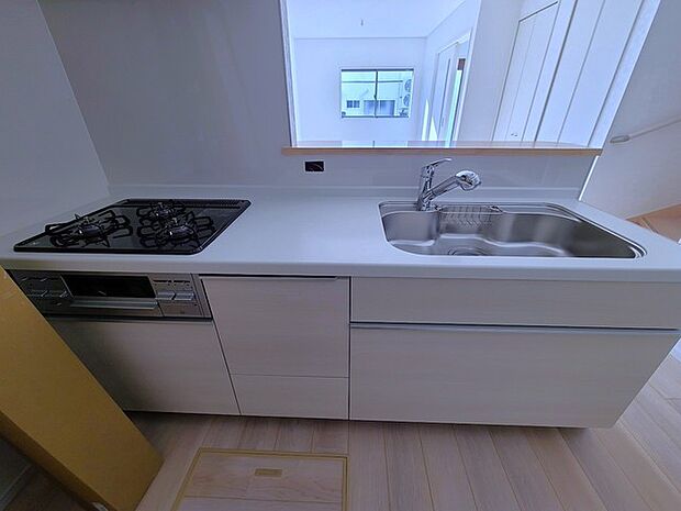 リビングにいる家族の顔が見渡せるカウンターキッチン。お料理もより一層おいしく、楽しく。食器棚を背面に設置しても十分な広さを確保しています。