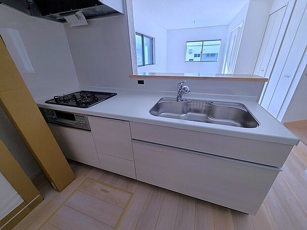 リビングにいる家族の顔が見渡せるカウンターキッチン。お料理もより一層おいしく、楽しく。食器棚を背面に設置しても十分な広さを確保しています。