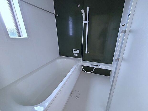 一緒にお風呂に入っている子供達の声がリビングまで聞こえてきそうな広々とした1坪バス