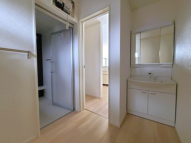 ゆとりの洗面スペースで朝の身支度もスムーズに行えます。 