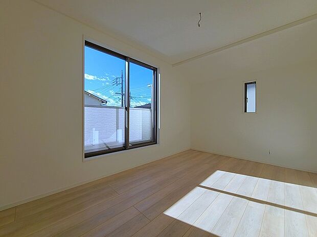 大きな開口部から明るい光が差し込む、日中の室内の明るさがこの部屋の魅力です。