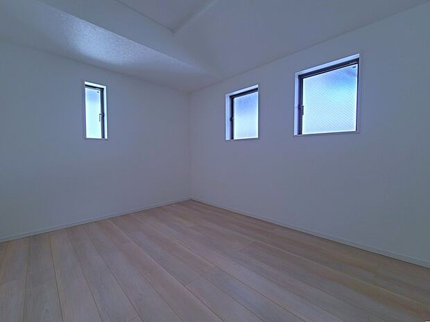 どんな家具にでも相性が良い清潔感ある白色調のクロスを採用。主張しすぎない配色、耐久性にも優れた床材は日々のメンテナンスも楽に、快適に過ごして頂けるよう考えられています。