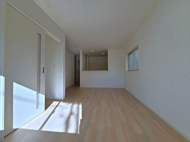 家族団欒のリビング。陽光差し込む食卓には家族の会話とスマイルが溢れます。いつまでもここで食卓を囲みたくなる、そう感じさせてくれるスペース。 