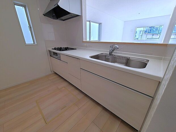 リビングにいる家族の顔が見渡せるカウンターキッチン。お料理もより一層おいしく、楽しく。食器棚を背面に設置しても十分な広さを確保しています。 