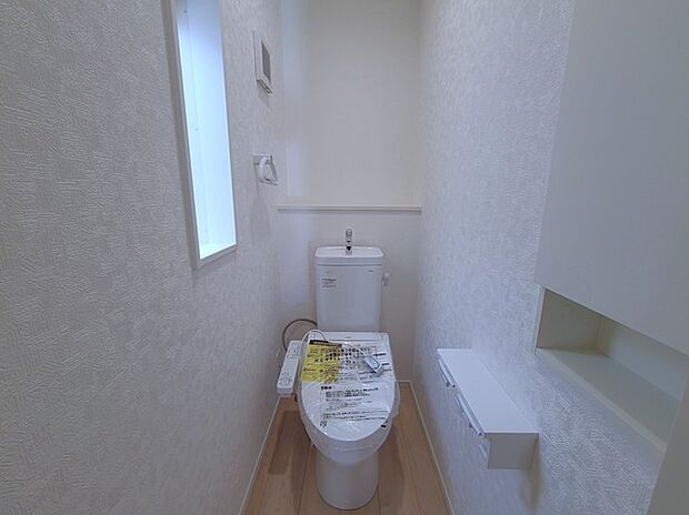 ウォシュレット機能付きのトイレ。換気のしやすい窓付きで、収納もあり実用性も兼ね備えた造り。 