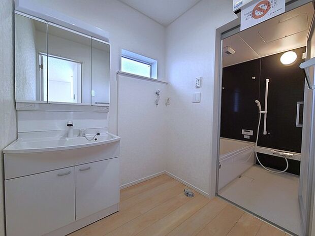 ゆとりの洗面スペースで朝の身支度もスムーズに行えます。 