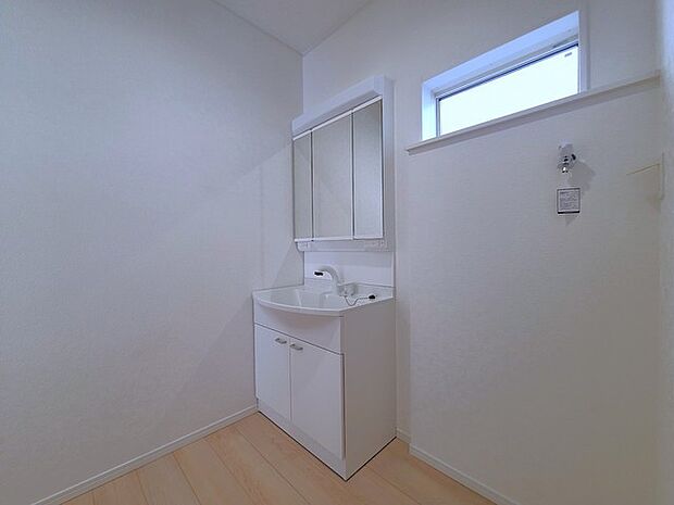 使い勝手の良い洗面台、窓があることで換気もしやすく清潔感のある空間を保てます。 