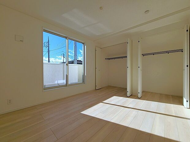 どんな家具にでも相性が良い清潔感ある白色調のクロスを採用。主張しすぎない配色、耐久性にも優れた床材は日々のメンテナンスも楽に、快適に過ごして頂けるよう考えられています。 