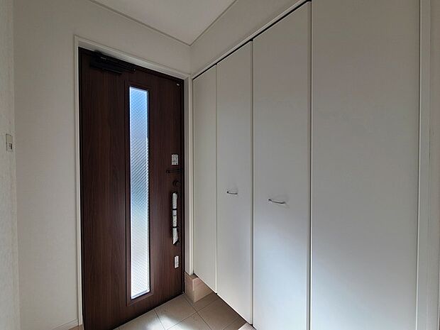 明るく開放的な玄関、靴の脱ぎ履きもしやすく、収納も豊富でご家族皆様の靴をスッキリ収納できます。 