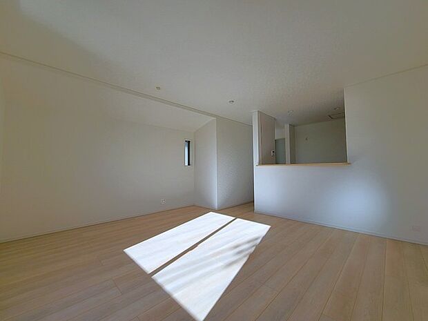 家族団欒のリビング。陽光差し込む食卓には家族の会話とスマイルが溢れます。いつまでもここで食卓を囲みたくなる、そう感じさせてくれるスペース。 