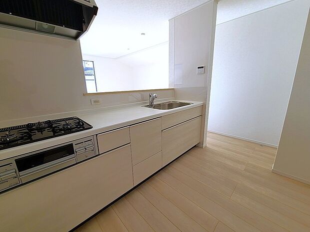 リビングにいる家族の顔が見渡せるカウンターキッチン。お料理もより一層おいしく、楽しく。食器棚を背面に設置しても十分な広さを確保しています。 