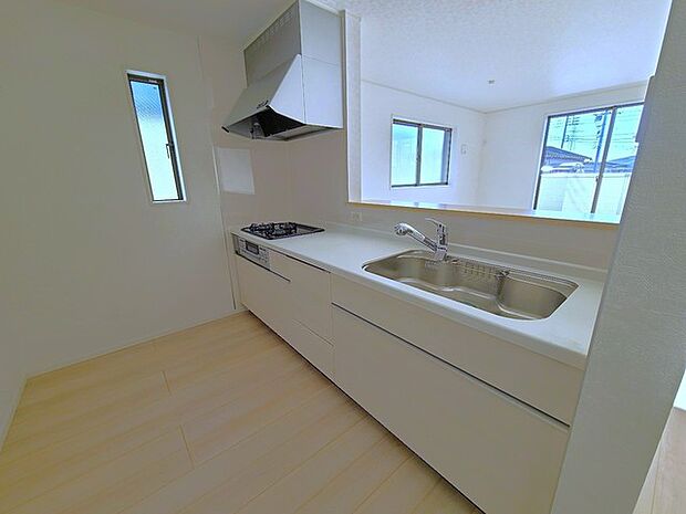 リビングにいる家族の顔が見渡せるカウンターキッチン。お料理もより一層おいしく、楽しく。食器棚を背面に設置しても十分な広さを確保しています。 