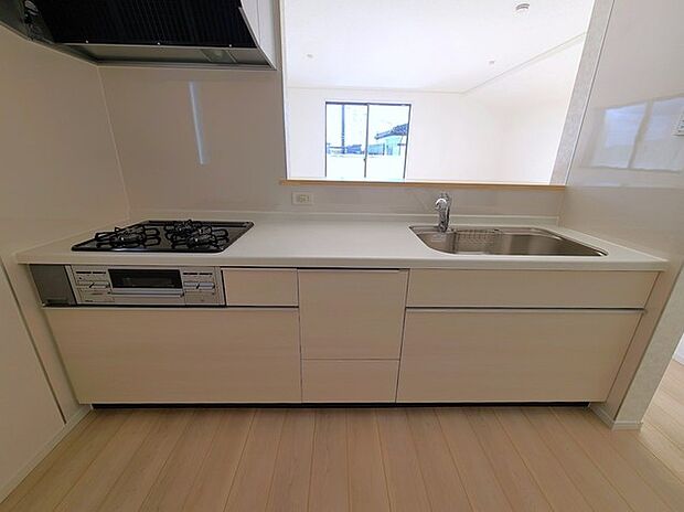 リビングにいる家族の顔が見渡せるカウンターキッチン。お料理もより一層おいしく、楽しく。食器棚を背面に設置しても十分な広さを確保しています。 