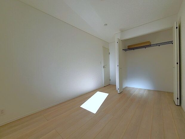 どんな家具にでも相性が良い清潔感ある白色調のクロスを採用。主張しすぎない配色、耐久性にも優れた床材は日々のメンテナンスも楽に、快適に過ごして頂けるよう考えられています。 