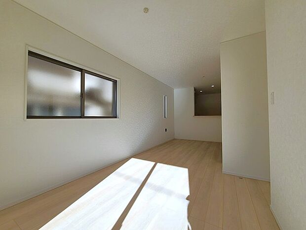 家族団欒のリビング。陽光差し込む食卓には家族の会話とスマイルが溢れます。いつまでもここで食卓を囲みたくなる、そう感じさせてくれるスペース。 