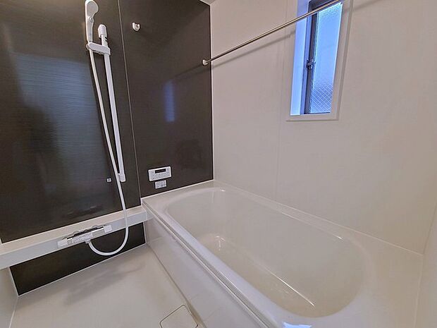 一緒にお風呂に入っている子供達の声がリビングまで聞こえてきそうな広々とした1坪バス 