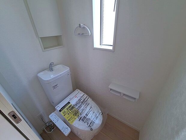 ウォシュレット機能付きのトイレ。換気のしやすい窓付きで、収納もあり実用性も兼ね備えた造り。 