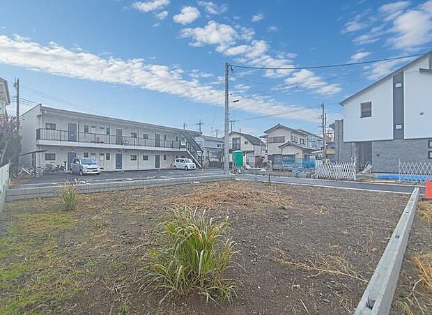 南側隣地は2階建てのアパートです。 建物が密接しておらず、陽当りは良好です。