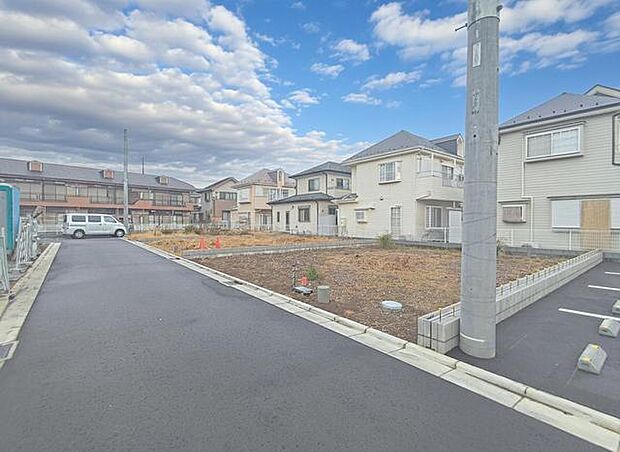 前面道路は新設道路で、近隣住民以外の交通はありません。